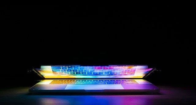 ordinateur-semi-fermé-écran-multicolore